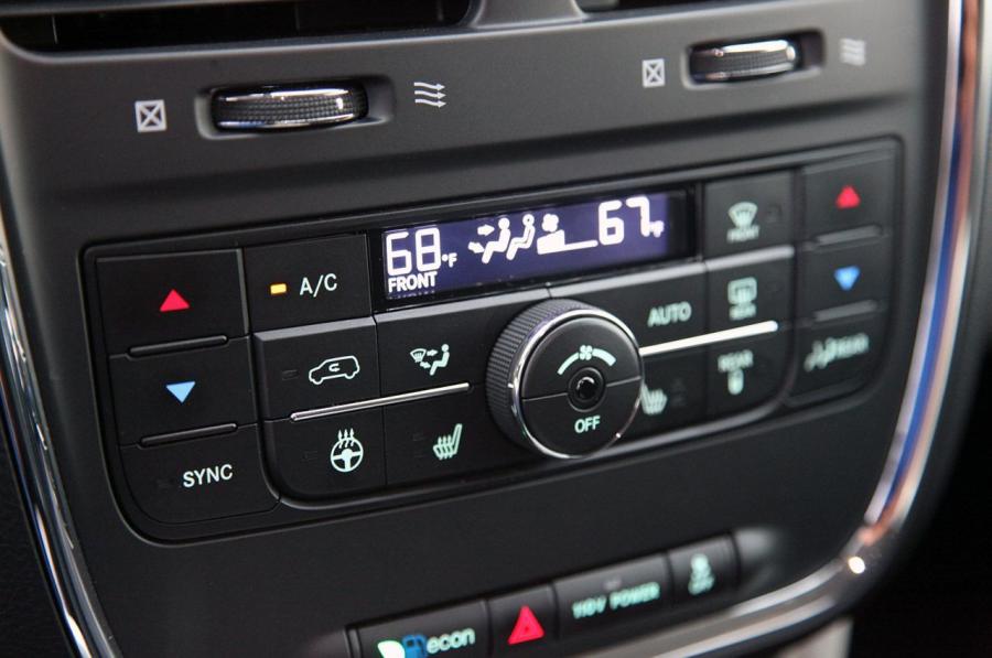  Chrysler Town & Country Touring 2011 года  (фото 16 из 43)